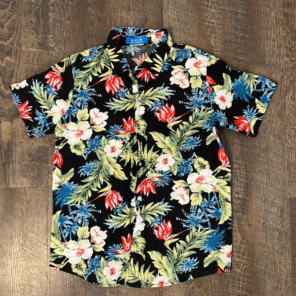 Don’t Miss This! Boys Size Large Floral Short Sleeve Button-Down Shirt.